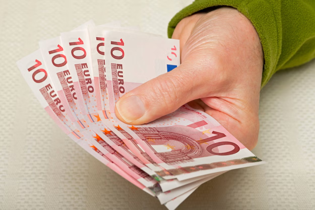 Holidaymakers Warned About the Costly Mistake of Not Bringing Cash Abroad